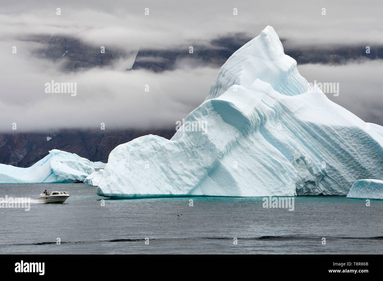 Grönland, Westküste, Baffin Bay, Angeln vor der Eisberge in Uummannaq Fjord Stockfoto