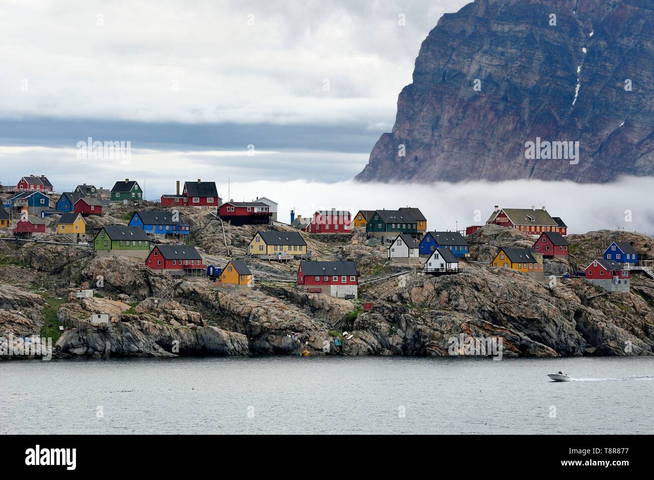 Grönland, Westküste, Baffin Bay, die Stadt von Uummannaq an den Felsen festhalten Stockfoto