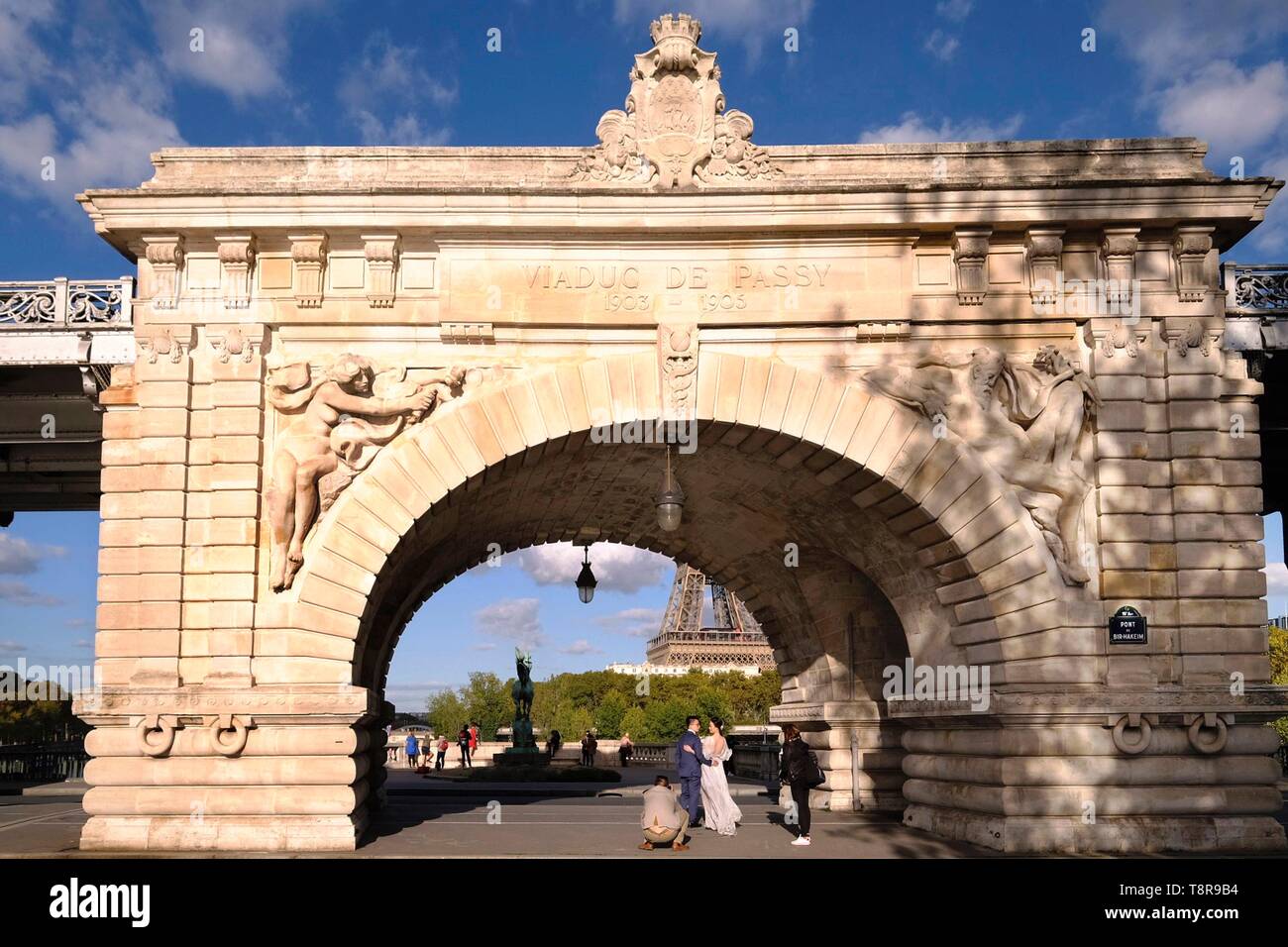 Frankreich, Paris, Bereich als Weltkulturerbe der UNESCO, asiatische Hochzeit unter dem Bir Hakeim Brücke, früher Passy Viadukt, zentrale Vorhalle vor dem Eiffelturm Stockfoto