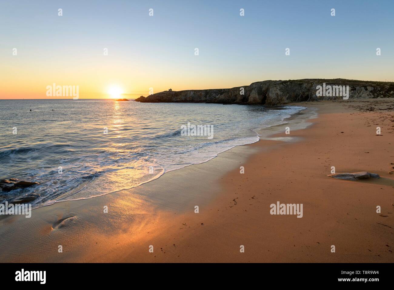 Frankreich, Morbihan, La Trinité-sur-Mer, der Strand von Porz Guen, oder White Port, bei Sonnenuntergang Stockfoto