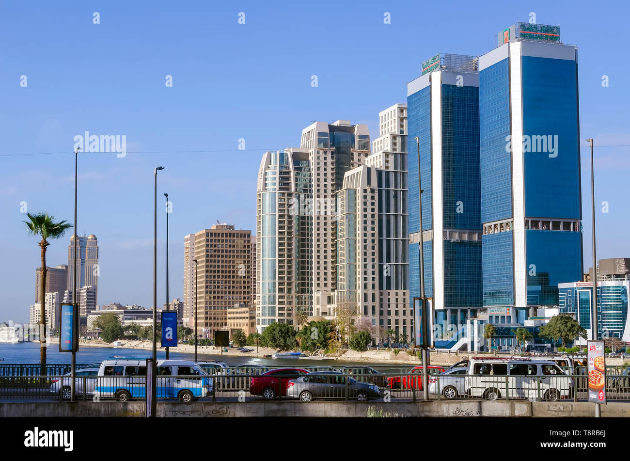 Moderne Wolkenkratzer entlang der Nile Corniche mit Blick auf die Insel Gezira, der Verkehr auf der Brücke nach Kairo, Ägypten, Stockfoto