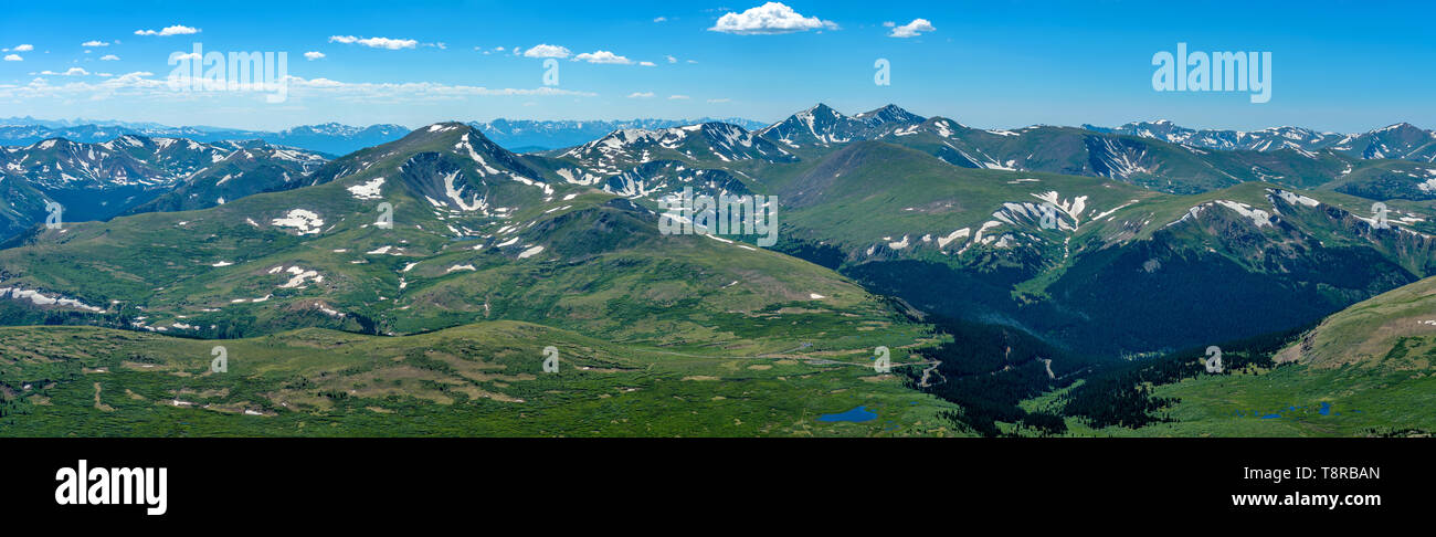 Feder an der Oberseite des Colorado Rockies - Panorama der rollenden hohen Bergen der Front Range der Rocky Mountains, Blick nach Westen vom Gipfel des Mount Bierstadt. Stockfoto