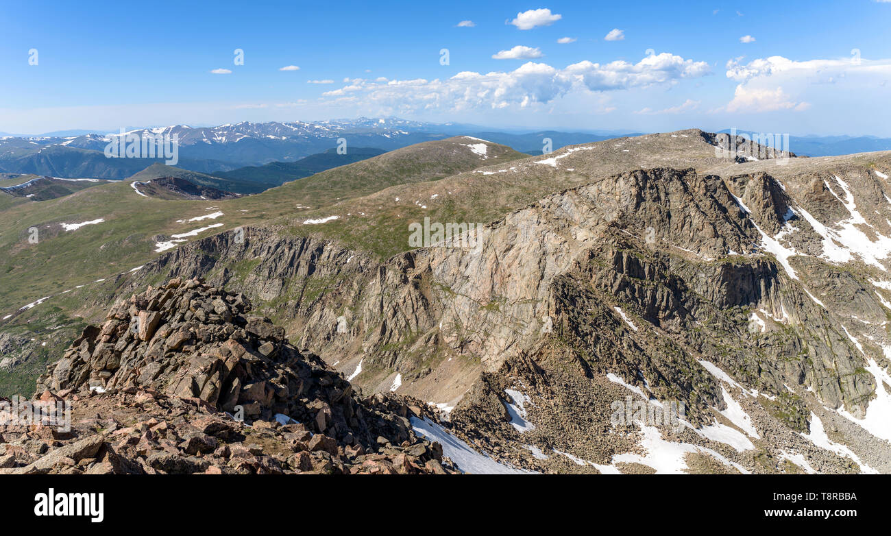 Robuste Bergrücken - Übersicht über einen felsigen Grat, der Sägezahn, zwischen dem Gipfel des Mount Bierstadt und West Ridge der Mount Evans, CO, USA verknüpfen. Stockfoto