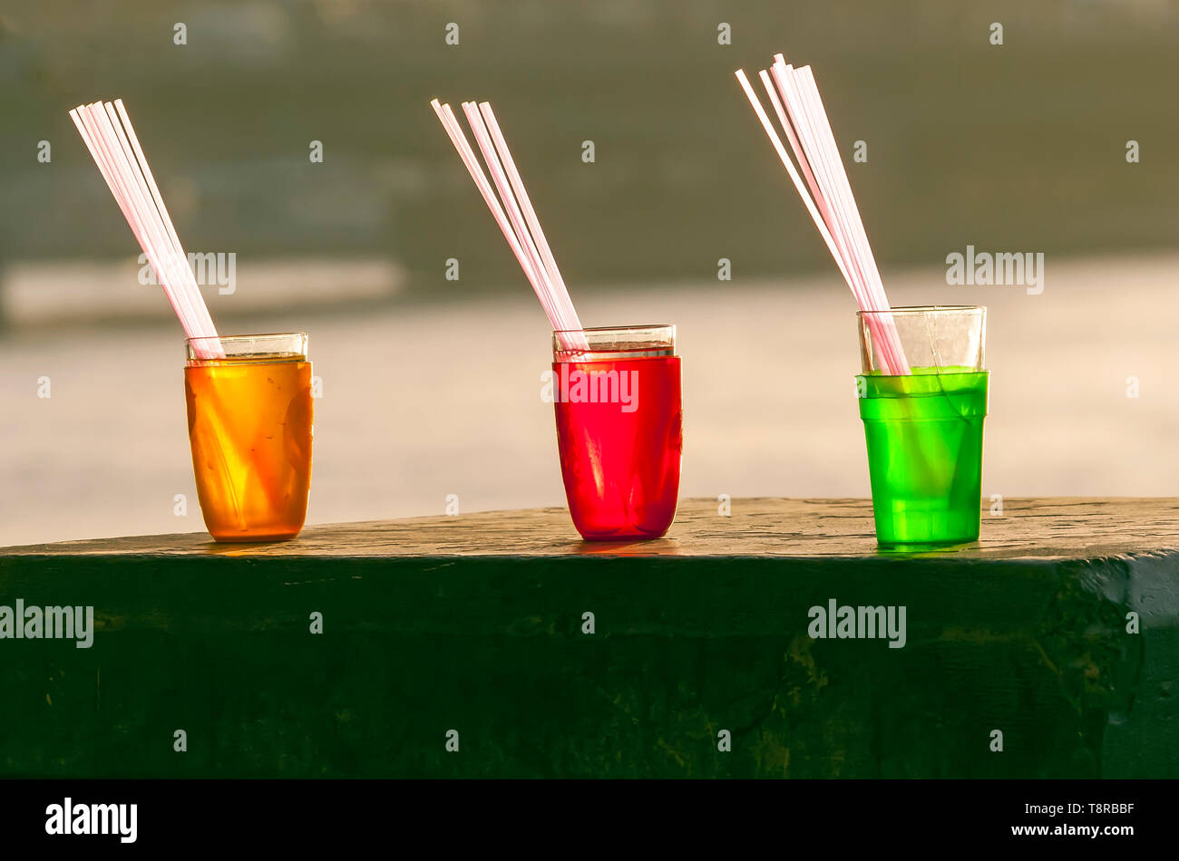 Drei bunten Getränke Aufgereiht auf Tabelle farben Rot, Grün und Gelb Stockfoto