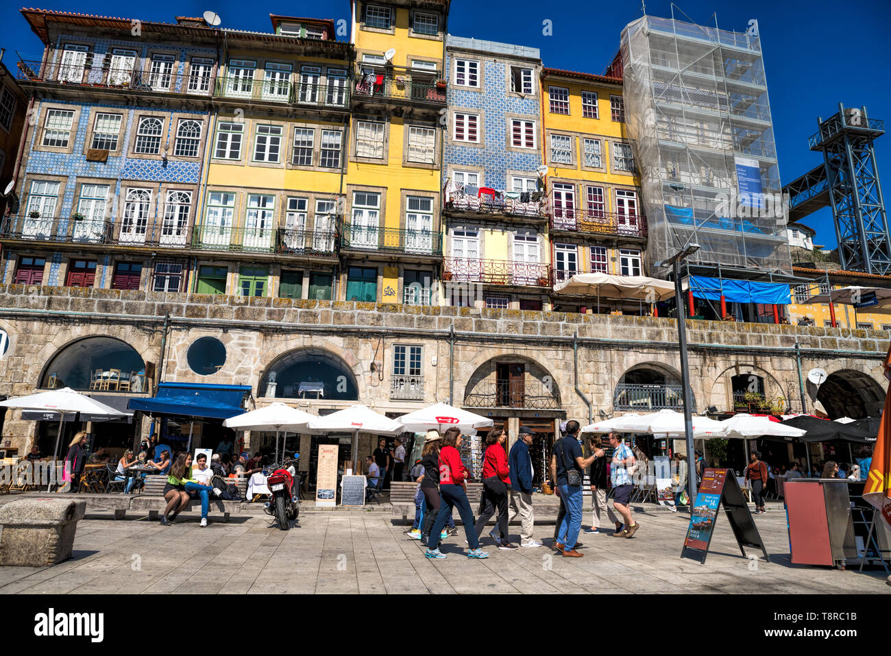 Blick auf bunte traditionelle Häuser in Porto, Portugal, Iberische Halbinsel, Europa Stockfoto