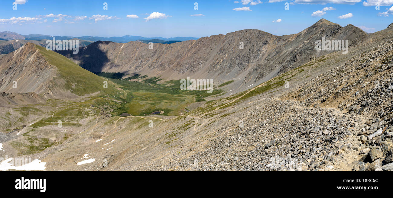 Mountain Trail - Panorama der robuste Wanderwege Wicklung unten felsige Hügel und durch ein grünes Tal an der Basis der Greys Peak im vorderen Bereich. CO, USA. Stockfoto