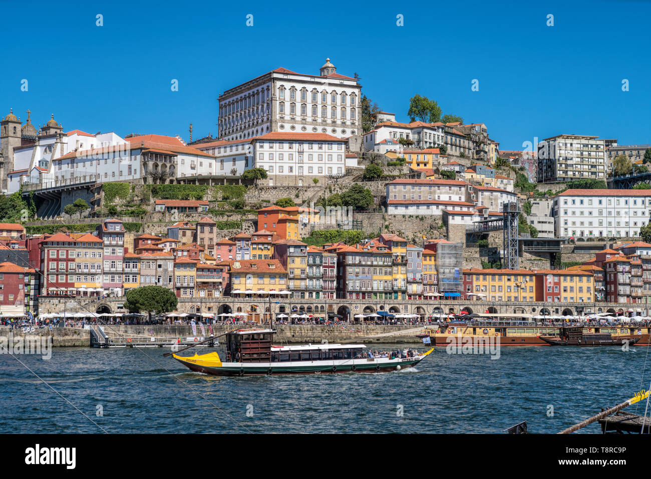 Blick auf bunte traditionelle Häuser in Porto, Portugal, Iberische Halbinsel, Europa Stockfoto