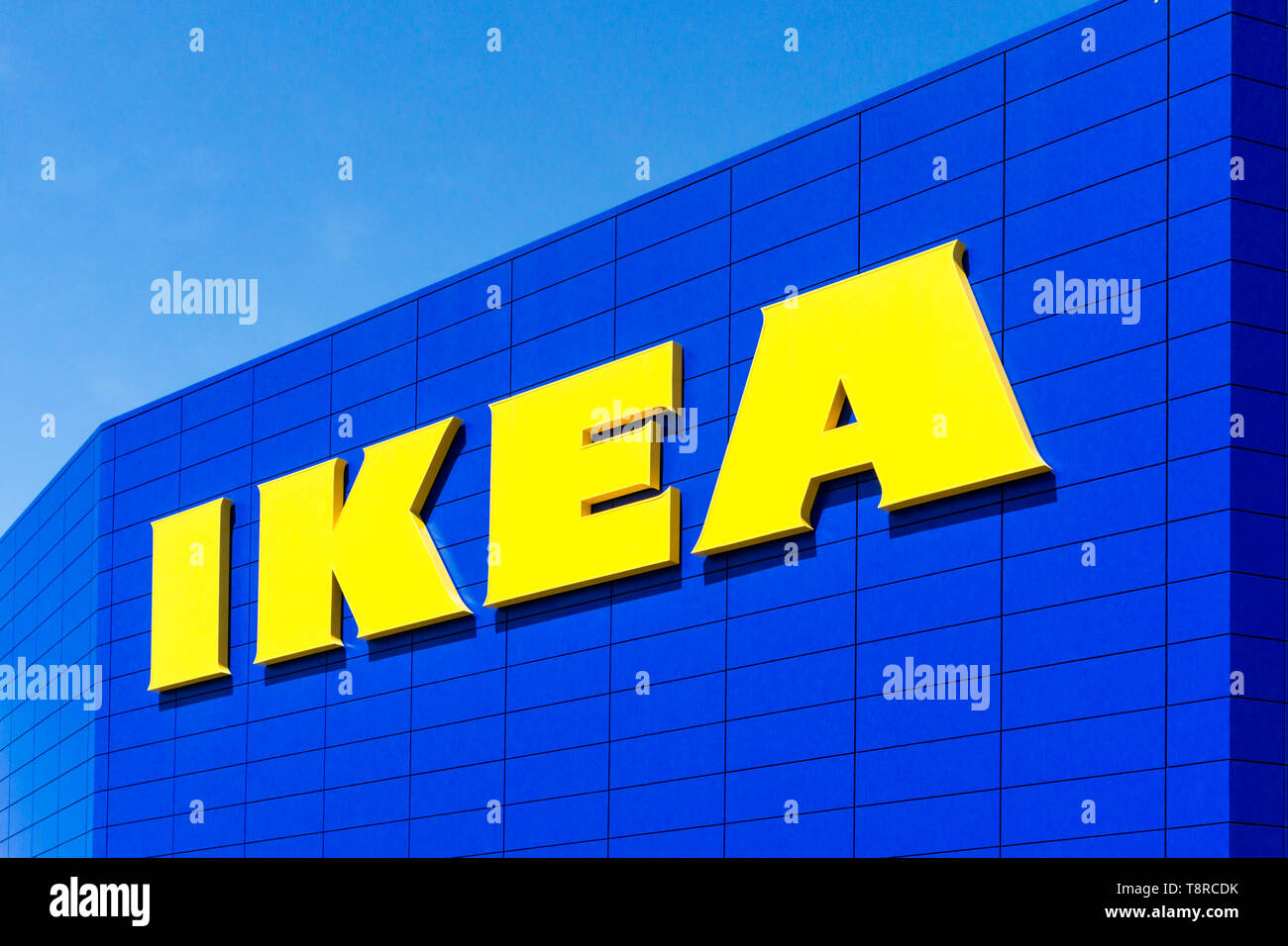 Große gelbe IKEA Logo Zeichen auf der Seite der blauen Gebäude. Stockfoto