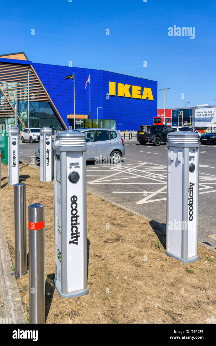 Ecotricity Ladestationen für Elektroautos außerhalb der großen IKEA auf der Greenwich Peninsula. Stockfoto