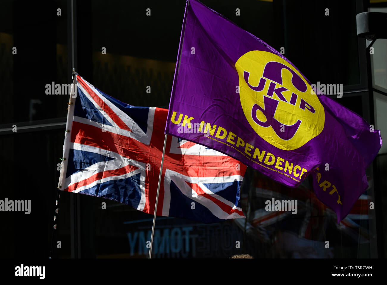 Eine Britische Flagge und United Kingdom Independence Party (UKIP) Flagge sind außerhalb des Old Bailey, die während der Anhörung gesehen. Die rechten Führer Tommy Robinson, dessen wirklicher Name ist Stephen Yaxley-Lennon, das Hohe Gericht für neueste Verachtung, die an der Anhörung teilgenommen. Pro Tommy Robinson Demonstranten versammelten außerhalb des Old Bailey, während Yaxley-Lennon, aka Robinson sprach. Stockfoto
