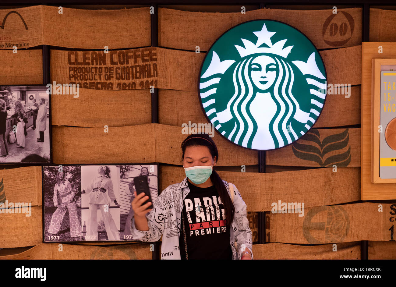 Ein Kunde gesehen eine selfie mit der amerikanischen multinationalen Kette Starbucks Kaffee Logo in Hongkong. Stockfoto