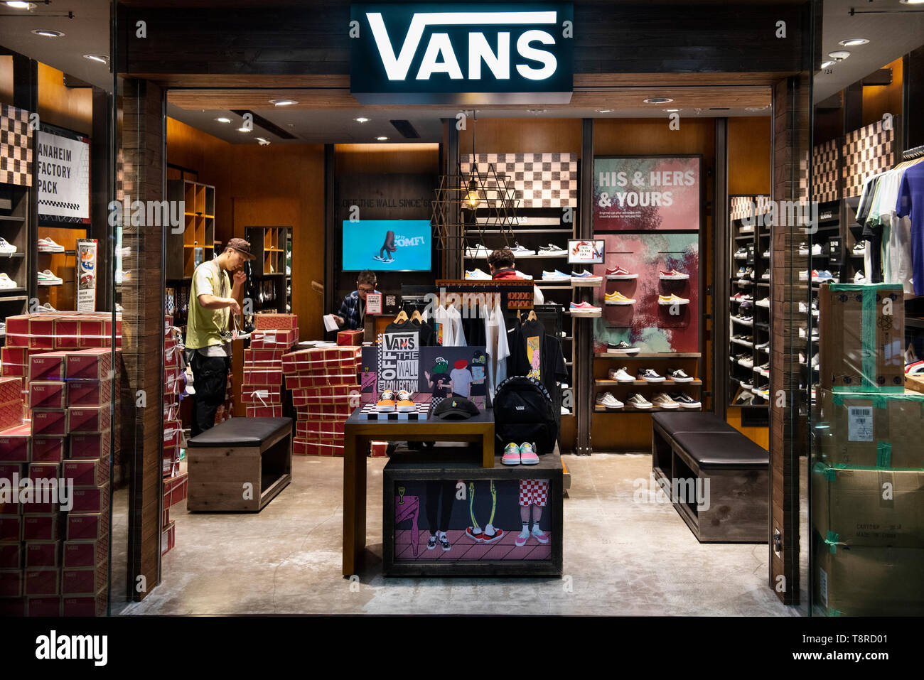 Amerikanische skateboard Schuhe Unternehmen Marke Vans Store in Hongkong  gesehen Stockfotografie - Alamy