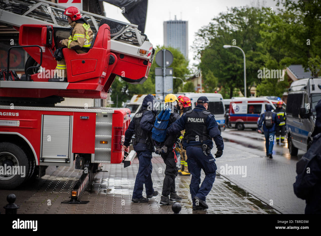 Ein Greenpeace Aktivist ist gesehen zu werden, die von der Polizei verhaftet. Der Sitz von Recht und Gerechtigkeit (PiS) Regierungspartei und der Bürgerplattform (PO) Partei wurden mit einem riesigen schwarzen Blätter mit der Aufschrift 'Polen ohne Kohle 2030" von polnischen Greenpeace Aktivisten protestieren gegen das Ignorieren der Klimakrise von der größten polnischen Parteien bedeckt. Stockfoto