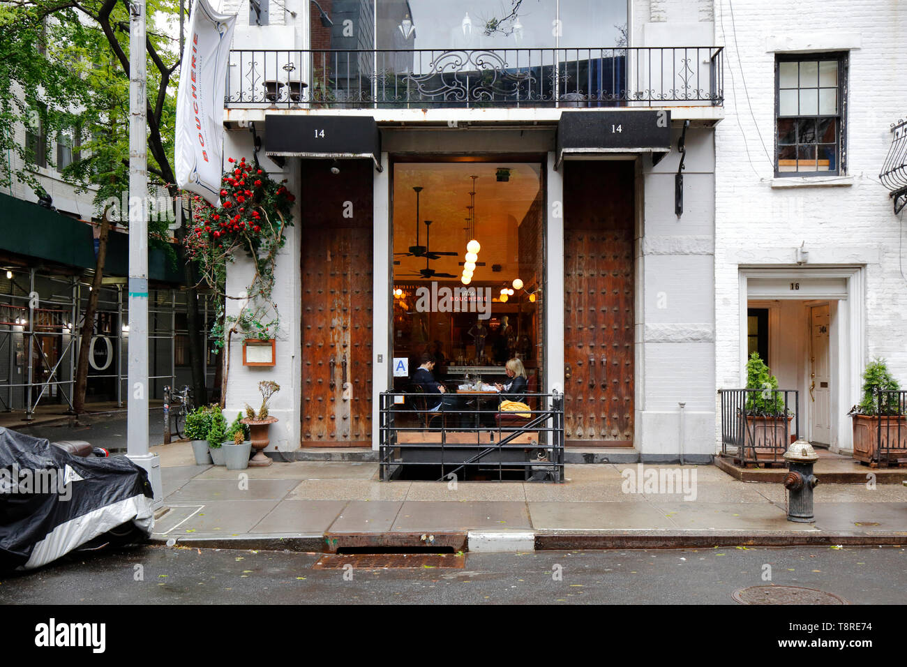 Petite Boucherie, 14 Christopher Street, New York, NY. aussen Storefront von einem Restaurant in der Nähe von Greenwich Village in Manhattan. Stockfoto