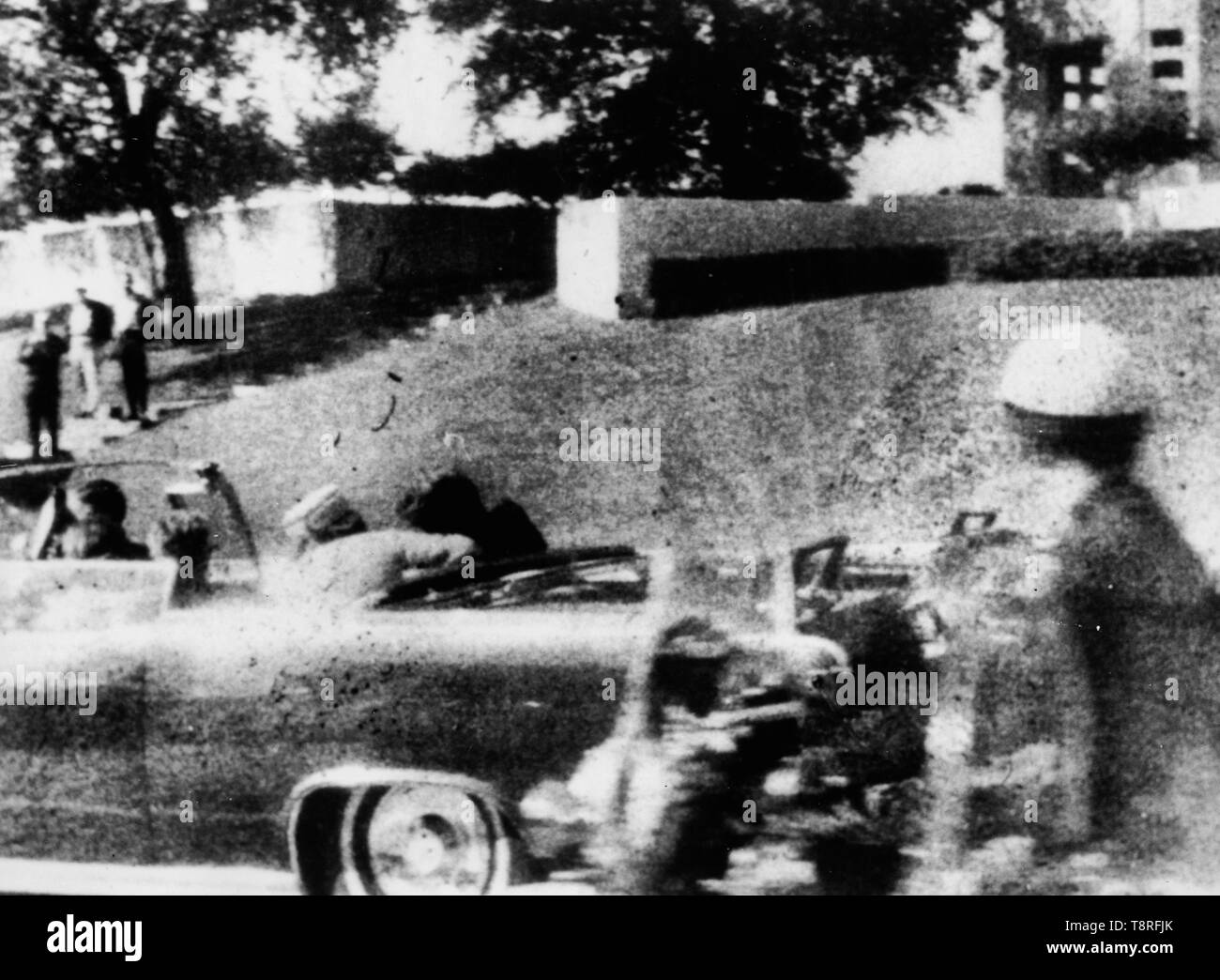 Zuschneiden der Polaroid Foto von der Ermordung von Präsident John F. Kennedy, schätzungsweise ein Sechstel eines zweiten nach dem tödlichen Kopf schoss. Mary Ann Moorman (Maria Krahmer). November 22, 1963 Stockfoto