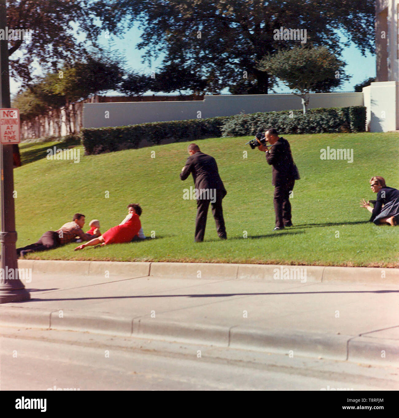 Bill und Jean Newman und ihre Kinder fallen auf der Wiese nördlich von Elm Street Sekunden nach der Ermordung von US-Präsident John F. Kennedy in Dallas, Texas, glauben, dass sie in der Schusslinie. Sie fotografieren Tom Craven und Tom Atkins. Auf dem Gras auf der rechten Seite ist Cheryl McKinnon. (Dealey Plaza). November 22, 1963 Stockfoto