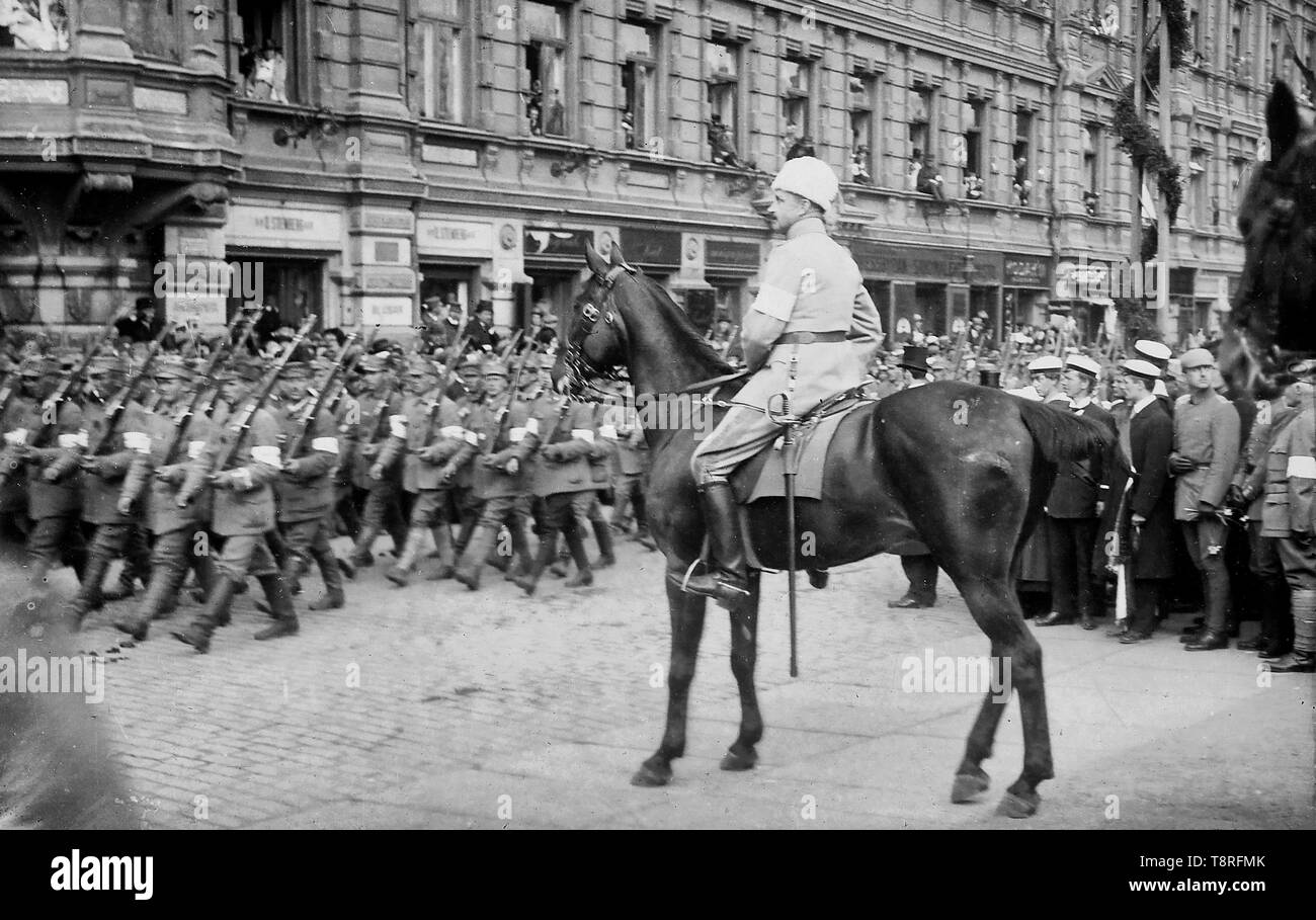 Die siegesparade der Weißen Armee wurde von General Mannerheim am 16. Mai 1918 empfangen Stockfoto