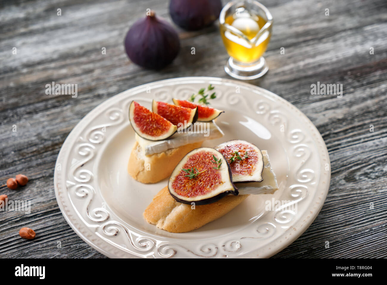 Leckere Sandwiches mit reifen Feigen- und Brie Käse auf dem Teller Stockfoto