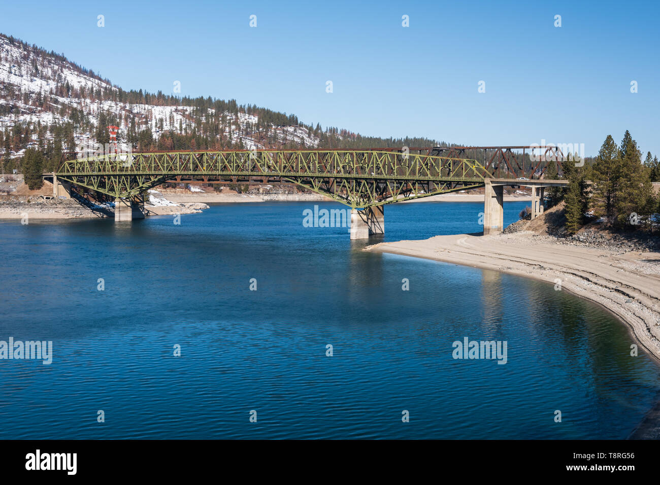 State Highway 20, US Highway 395 und die Eisenbahn überqueren den See Roosevelt an Kettle Falls, Washington auf der Steel Truss Bridges im Frühjahr Stockfoto