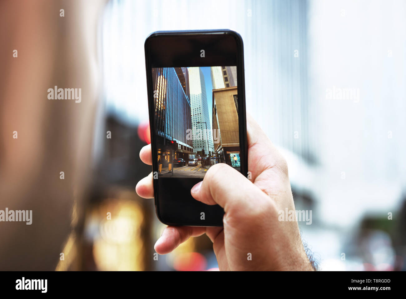 Der Mensch nimmt mobile Photo von Big City Stockfoto
