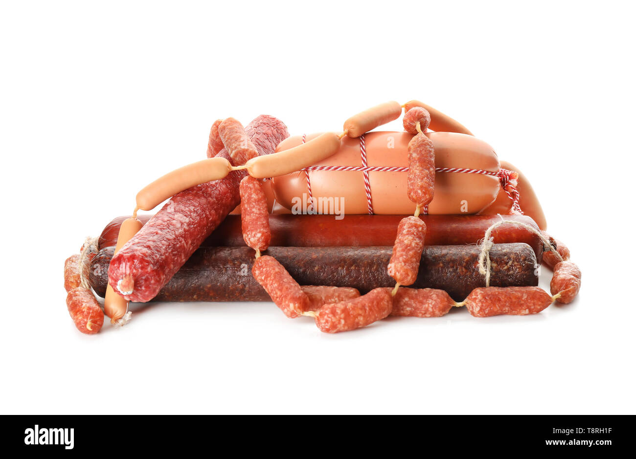 Verschiedene Arten von Würstchen auf weißem Hintergrund Stockfoto