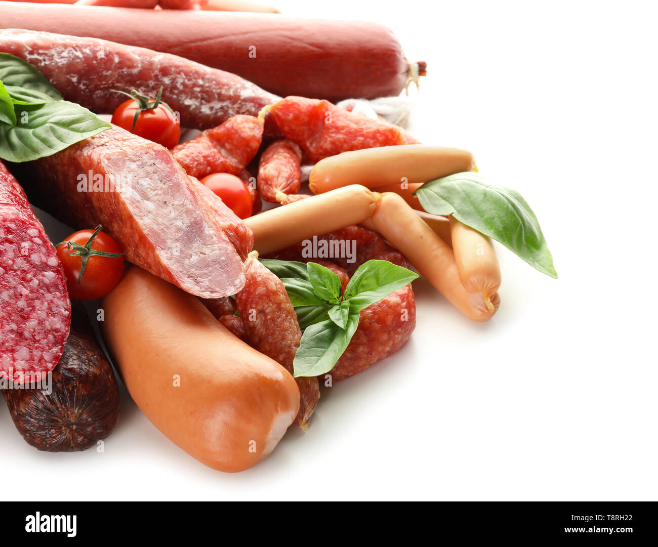 Verschiedene Arten von Würstchen auf weißem Hintergrund Stockfoto