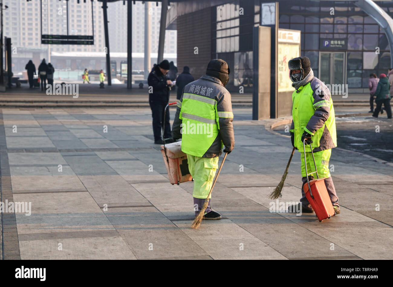 Reinigung Service Personal in Harbin West Railway Station Stockfoto