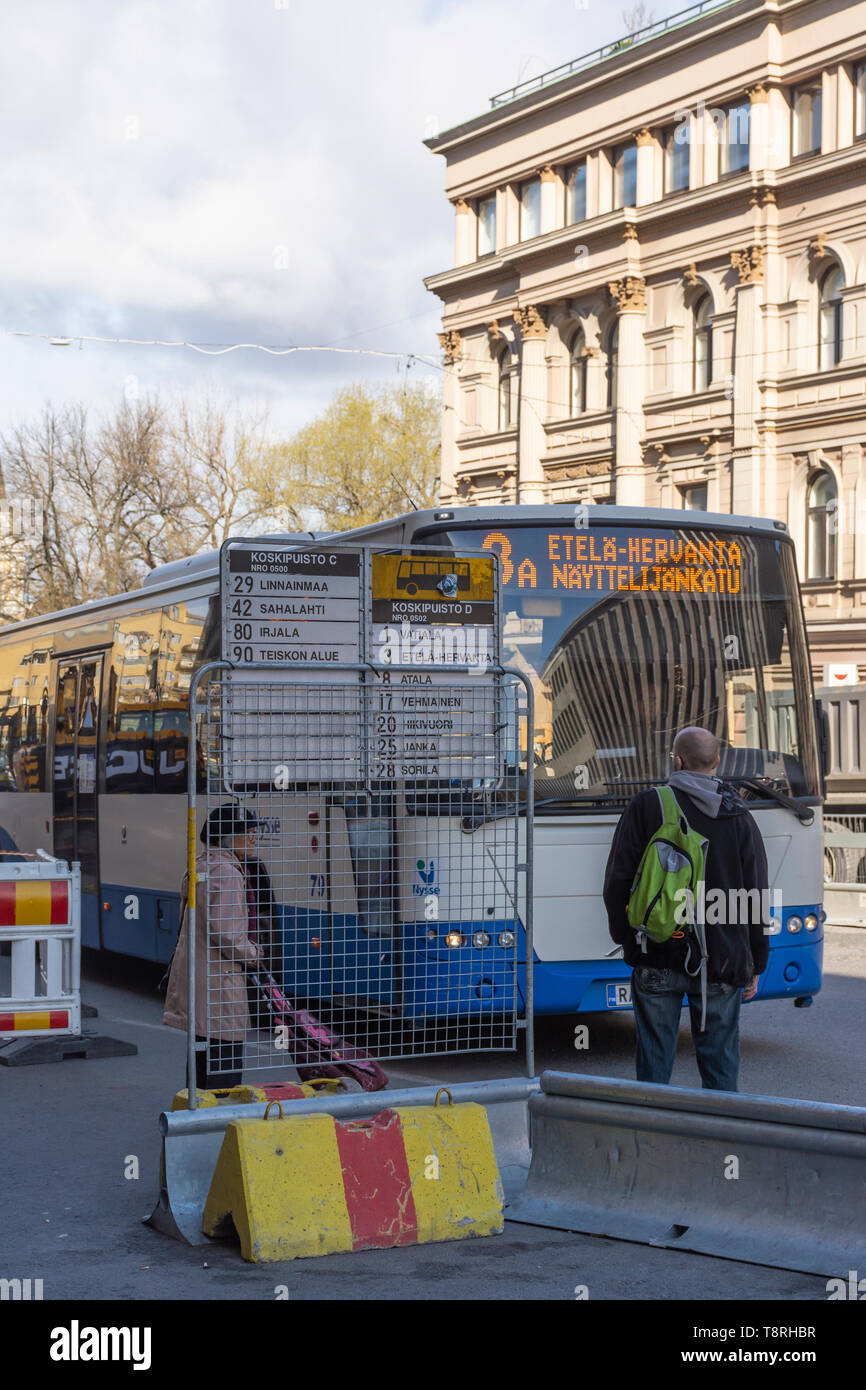 Vorübergehende Bushaltestelle an der Hämeenkatu Straße in Tampere Finnland Stockfoto