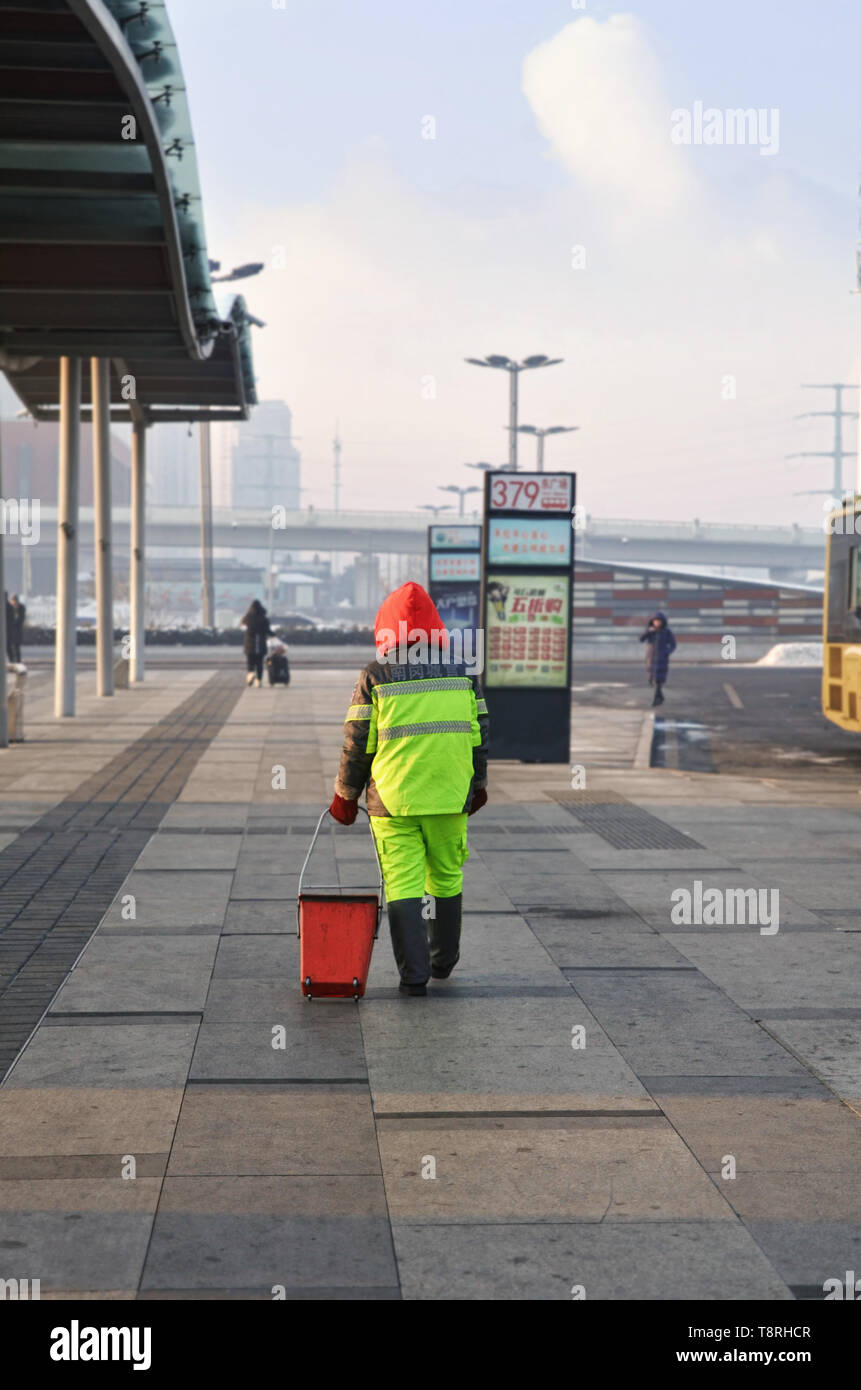 Reinigung Service Personal in Harbin West Railway Station Stockfoto