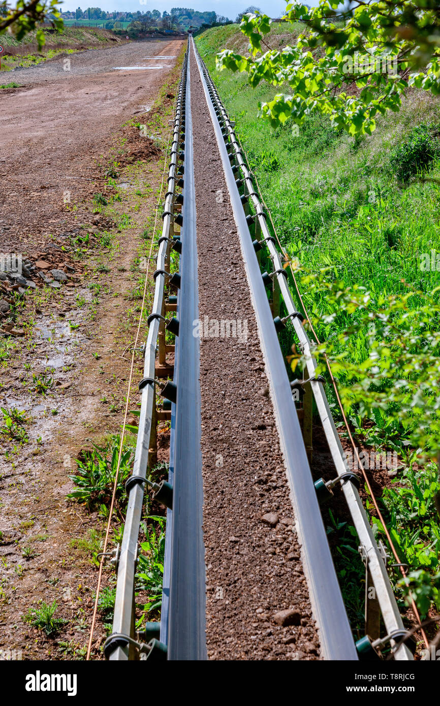 Förderband Zuführung des Materials zu Hanson Zuschlagstoffe, Earls Barton Steinbruch, Grendon Straße. Earls Barton, Northamptonshire, Großbritannien. Stockfoto