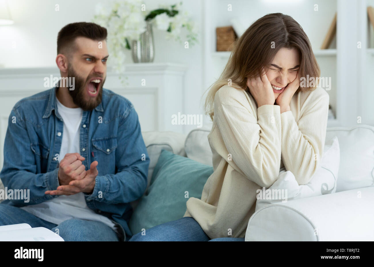 Paar Streiten Mann Schreien Zu Verzweifelten Frau Stockfotografie Alamy