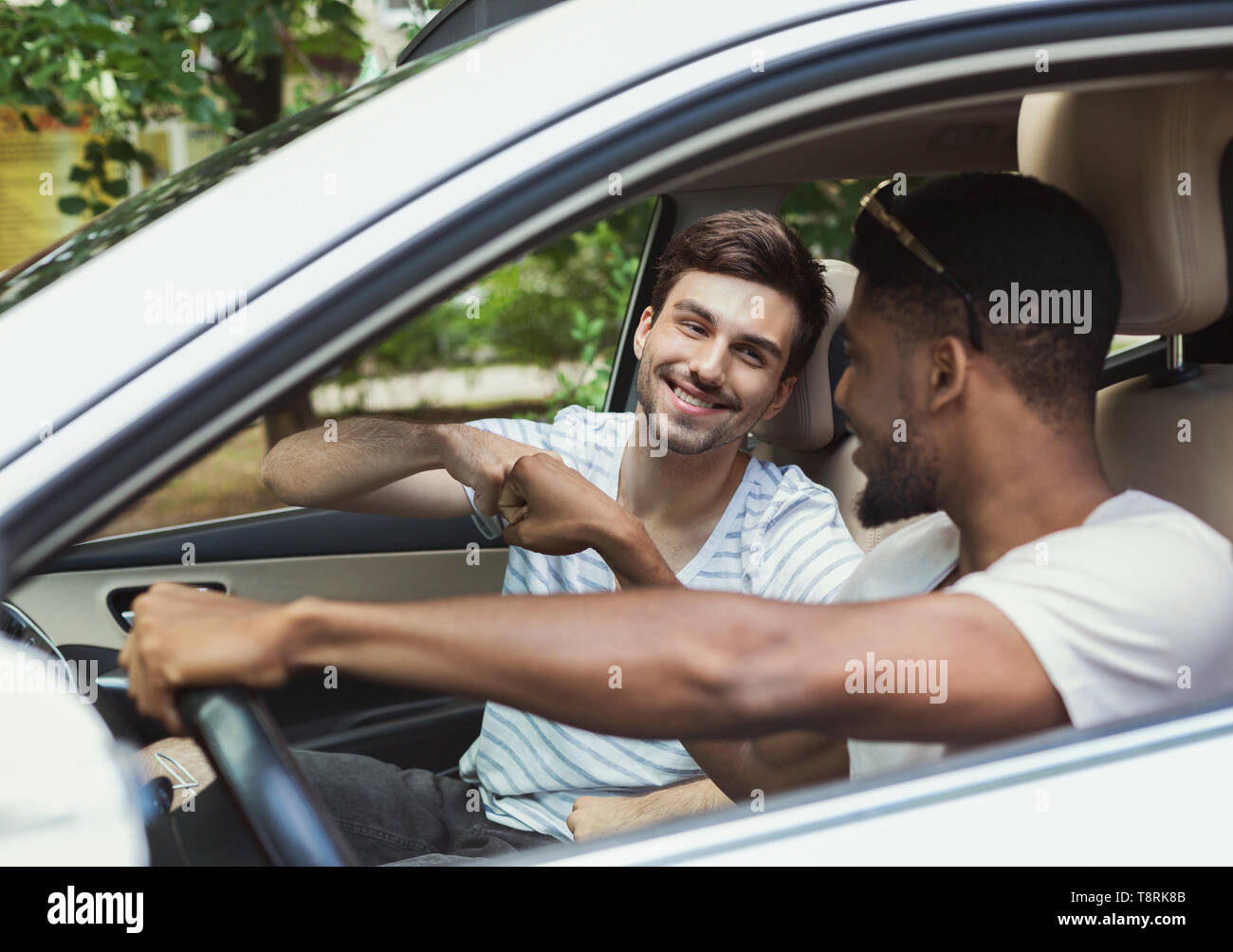 Millennials Freunde im Auto. Stockfoto