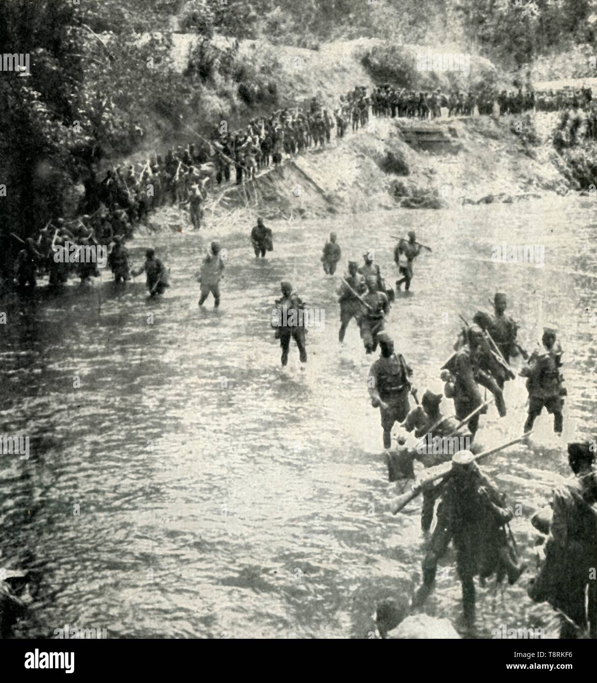 'King's African Rifles Überquerung des Flusses Ruwu, Deutsch Ostafrika', (1919). Schöpfer: Unbekannt. Stockfoto