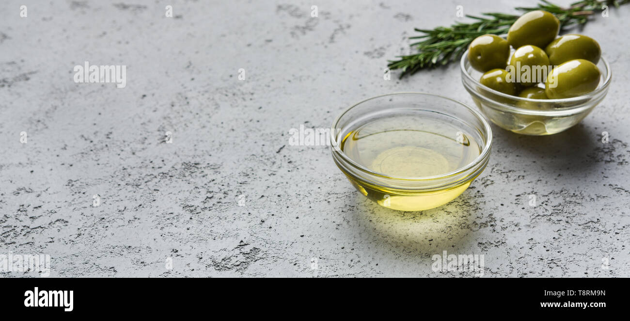Olivenöl und Oliven in Schalen. Stockfoto