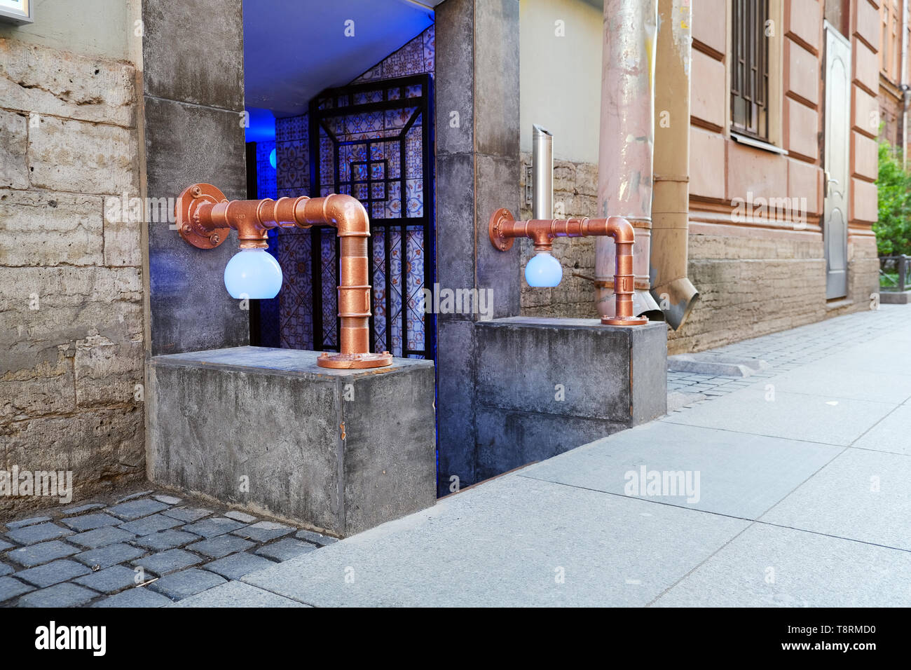 Die vordere Tür. Lampen auf gebogenen Rohren. Stockfoto