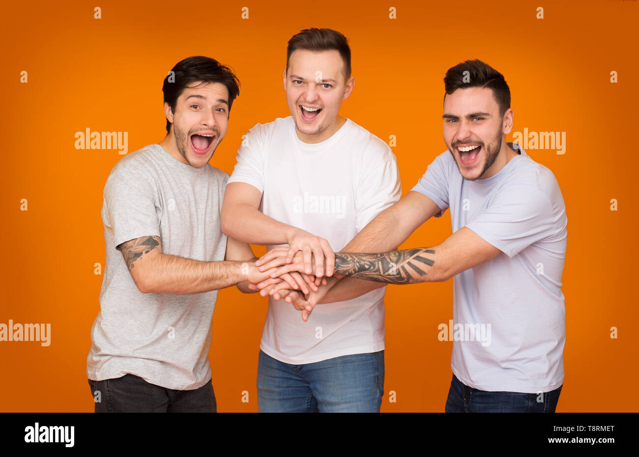 Freundschaft für immer. Drei Männer Hand in Hand zusammen Stockfoto
