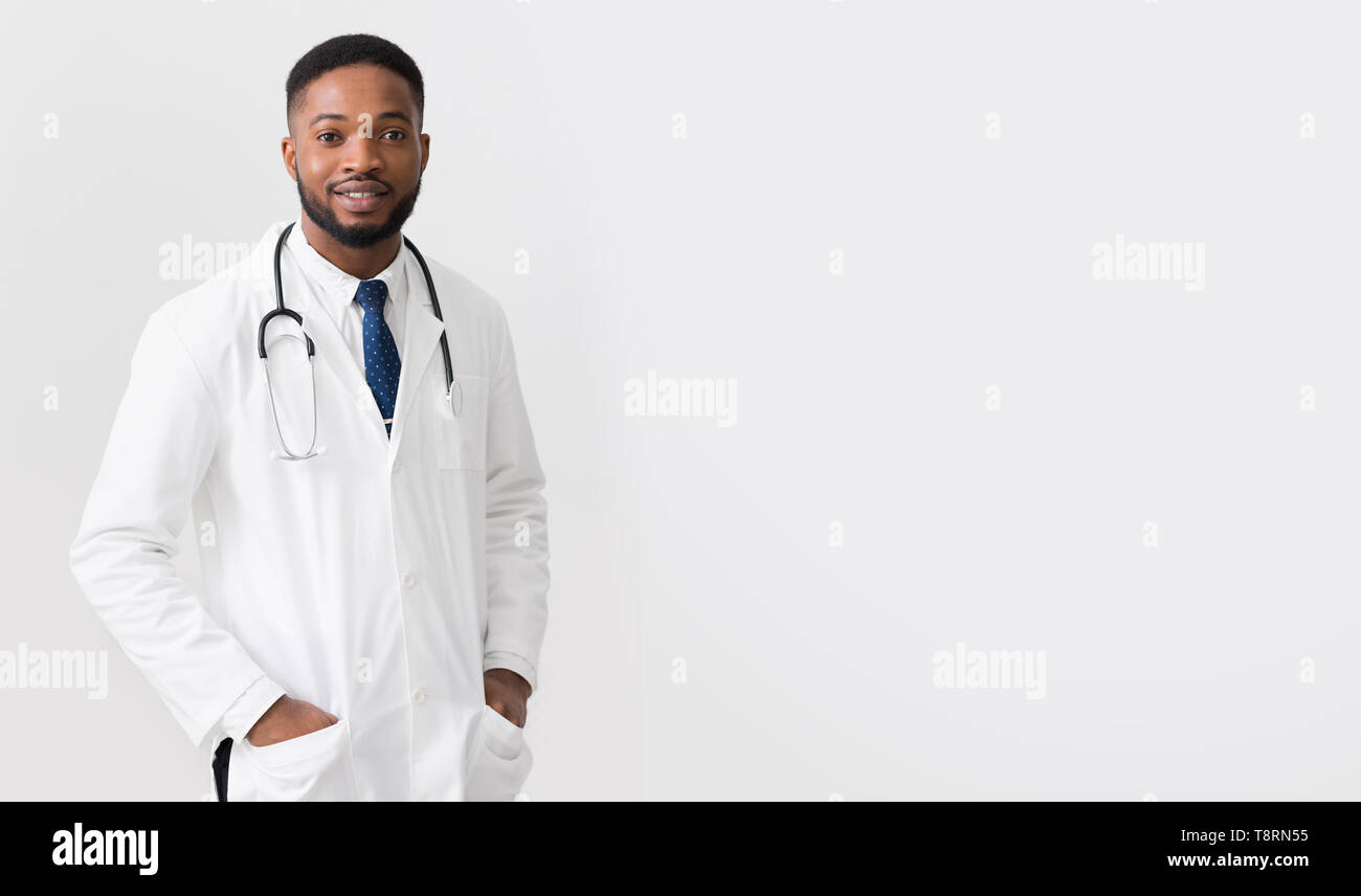 Afrikanische Arzt In weiße Uniform gegen den weißen Hintergrund Stockfoto