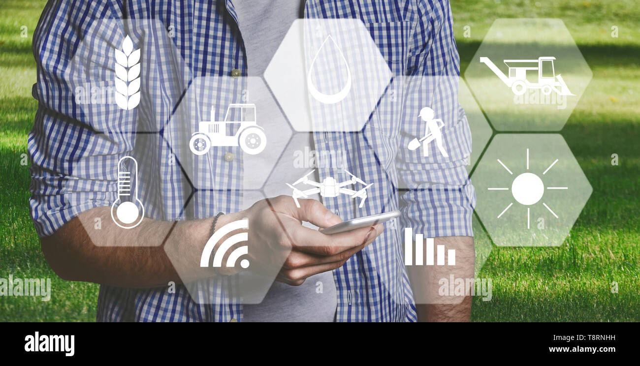 Mann Landwirt mit digitalen Tablette im Feld zur Verwendung von Apps Stockfoto