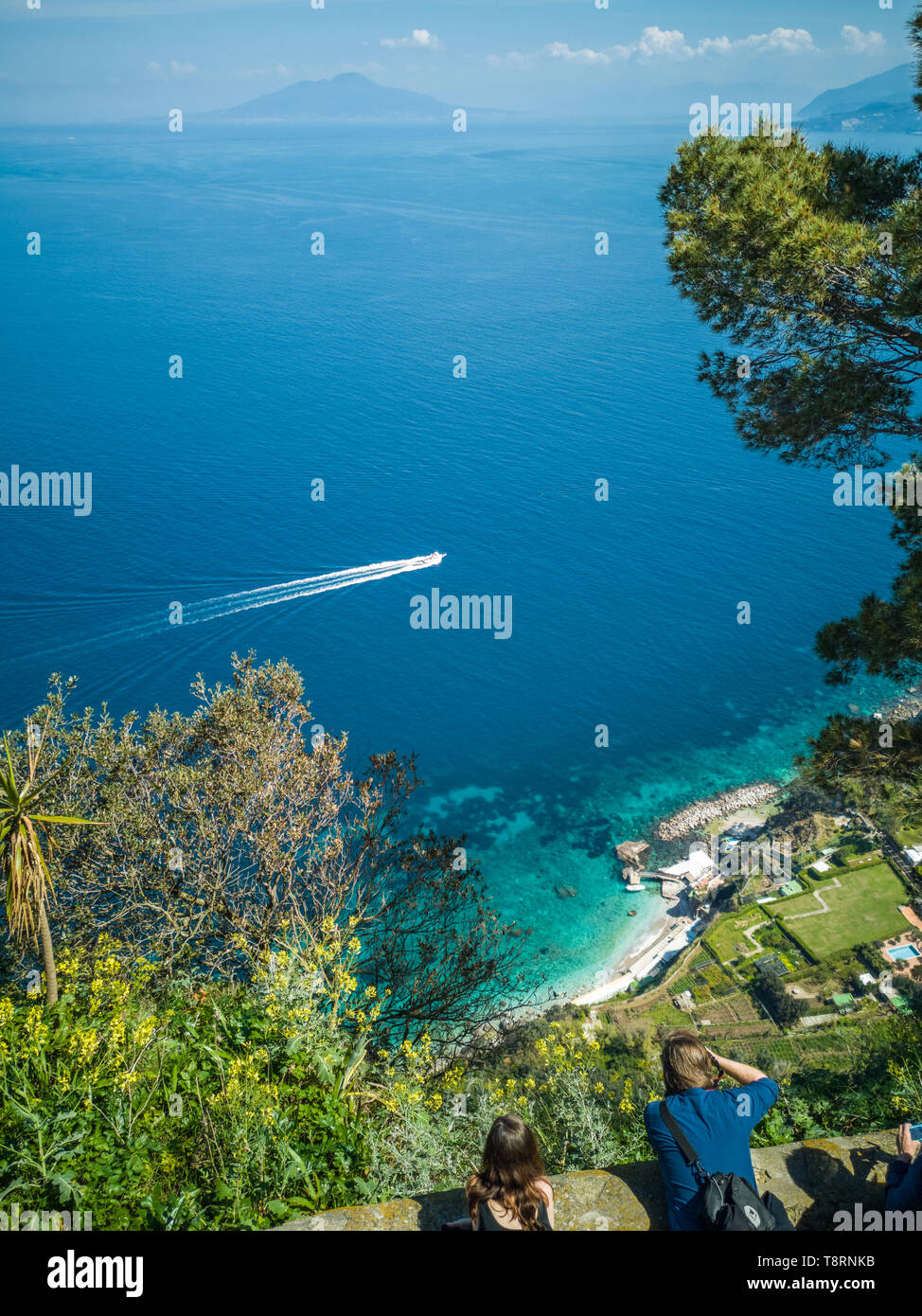 Malerische Aussicht auf das Mittelmeer und den Vesuv mit zwei menschliche Figuren aus der Villa San Michele in Anacapri Stadt. Die Insel Capri, Neapel, Ital Stockfoto