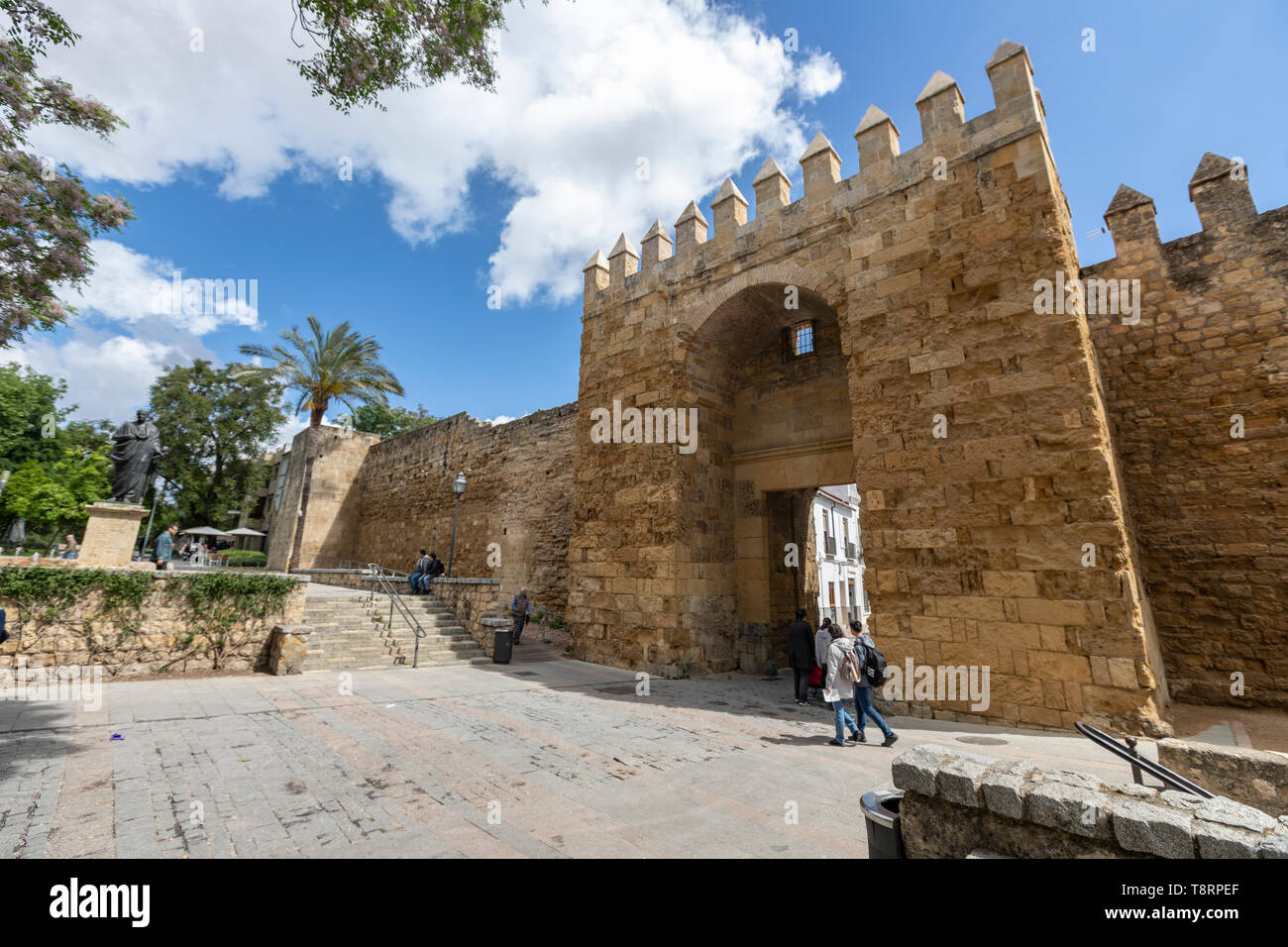 Die Statue des Philosophen Lucius Annaeus Seneca der Jüngere von Amadeo Ruiz Olmos und Puerta de Almodóvar, römischen Mauern, Cordoba, Andalusien, Spanien Stockfoto