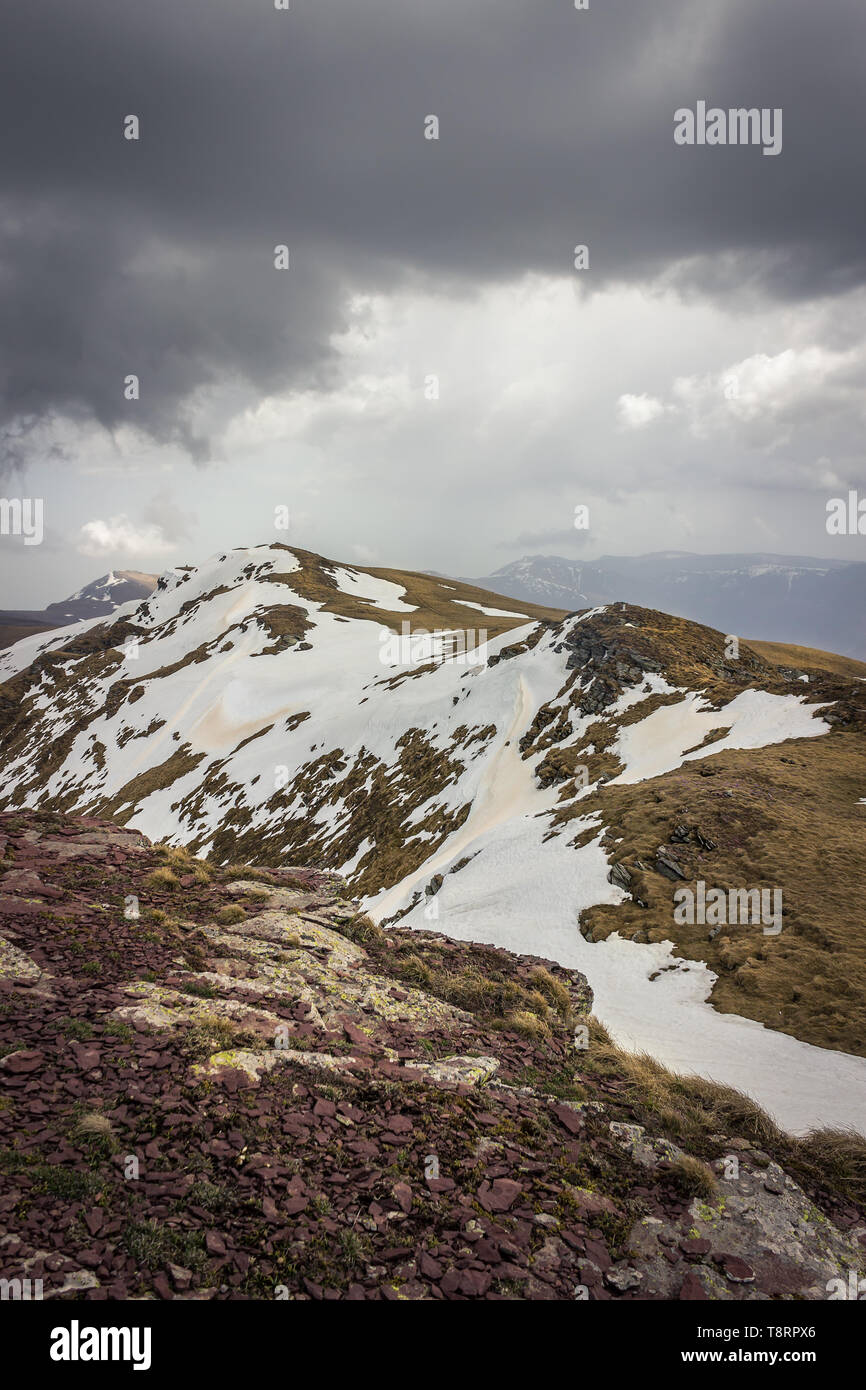 Beeindruckende Aussicht von einem Midzor Gipfel, der höchste Gipfel des alten Berg, während der Übergangszeit zwischen Winter und Frühling mit etwas Schnee Stockfoto
