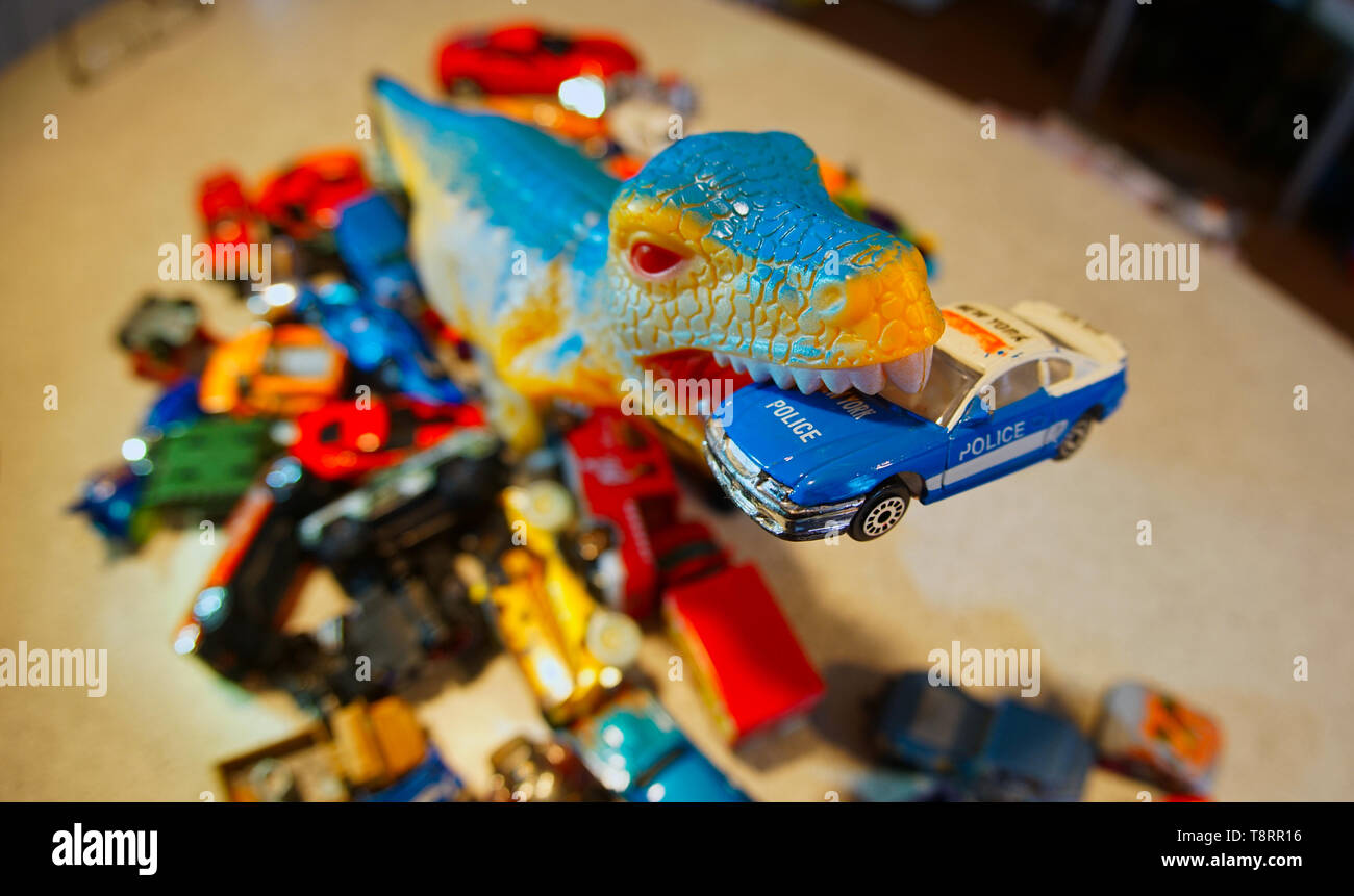 Montreal, Kanada, 13. Mai 2019. Kunststoff Dinosaurier mit Spielzeugautos. Montreal, Quebec, Kanada. Credit: Mario Beauregard/Alamy leben Nachrichten Stockfoto