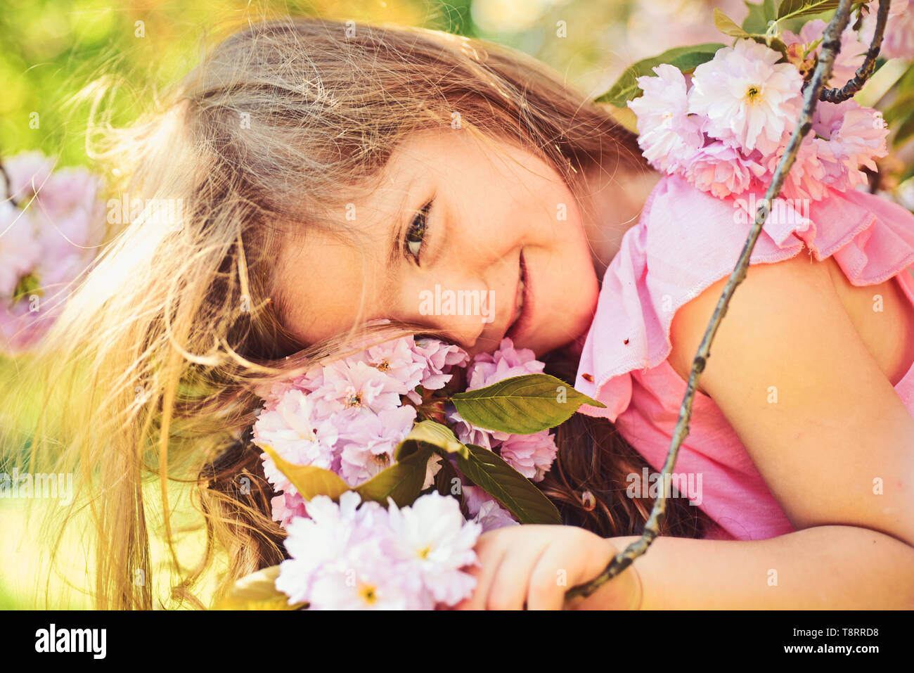 Kleines Kind. Natürliche Schönheit. Tag der Kinder. Sommer Mädchen Mode. Glückliche Kindheit. Gesichts- und Hautpflege. Allergie zu Blumen. Frühling. Wettervorhersage Stockfoto