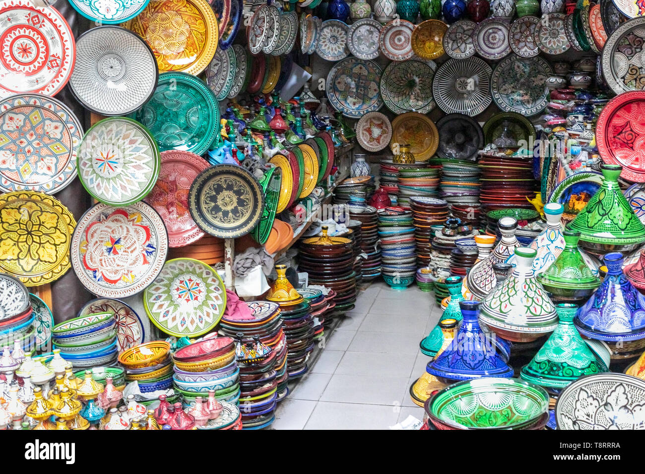 Die traditionelle arabische handcrafted, bunt dekorierte Platten schoß auf dem Markt in Marrakesch, Marokko, Afrika. Stockfoto