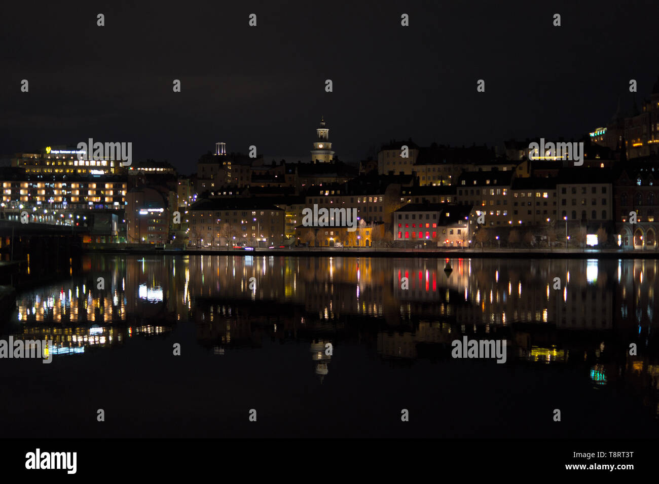 Lichter von Stockholm in der Nacht im Wasser widerspiegelt Stockfoto