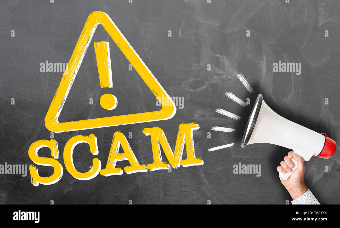Hand Megaphon gegen Tafel mit Wort scam und Warnschilder Stockfoto