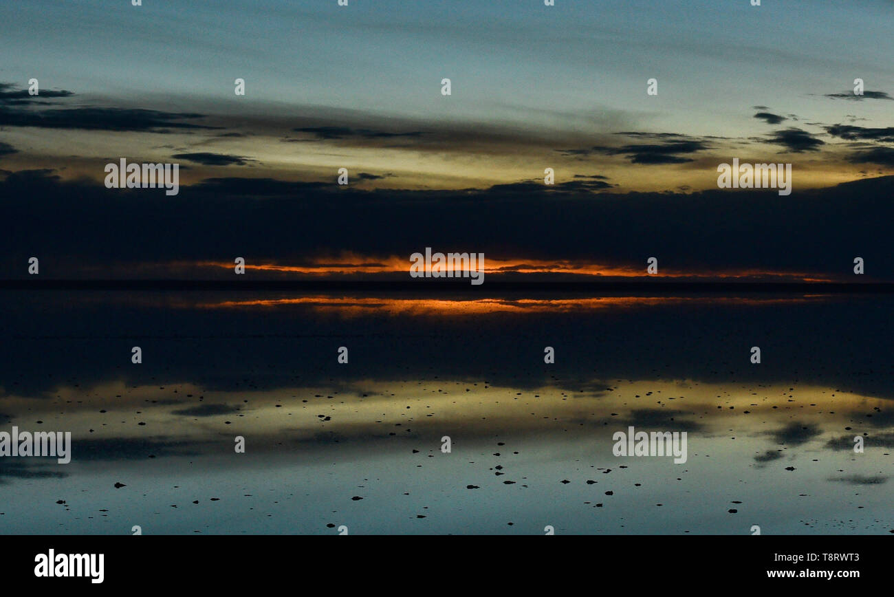 Letzten Sonnenstrahlen Sonnenuntergang auf dem Salzsee von Salar de Uyuni, Bolivien Stockfoto