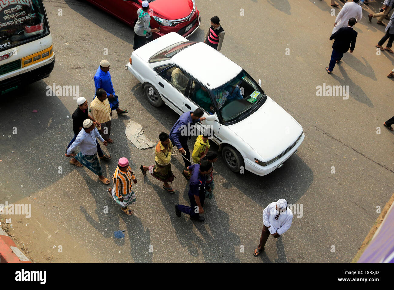 Ein Polizei wandern mit drei Gefangenen auf der Straße die Menschenrechte verletzt. Tongi, Gazipur, Bangladesch Stockfoto