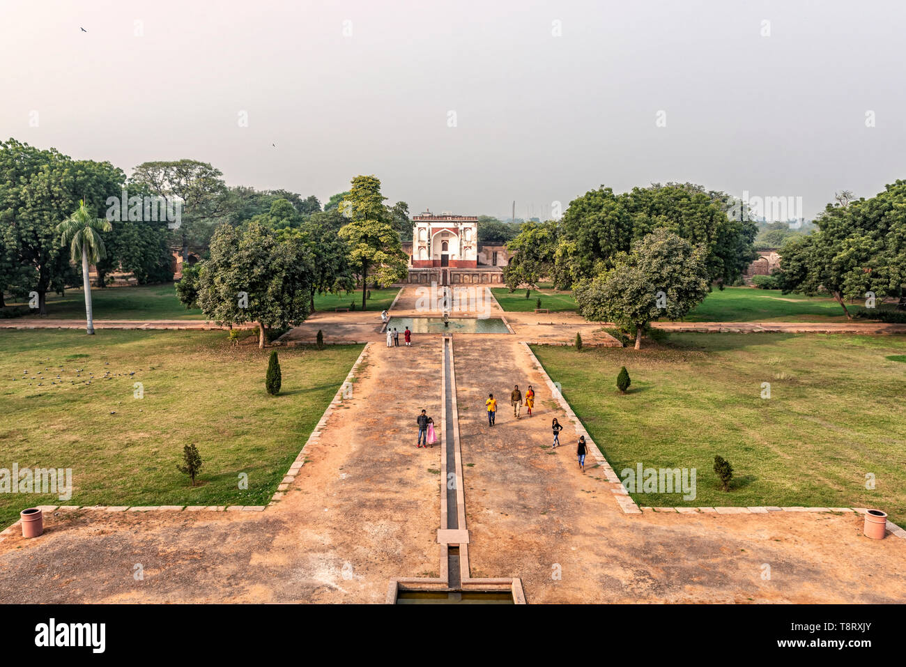 Delhi, Indien - Nov 9, 2018: Touristen, Humayun Tomb UNESCO-Weltkulturerbe im 16. Jahrhundert erbaut und in Nizamuddin Ost, Delhi, In Stockfoto