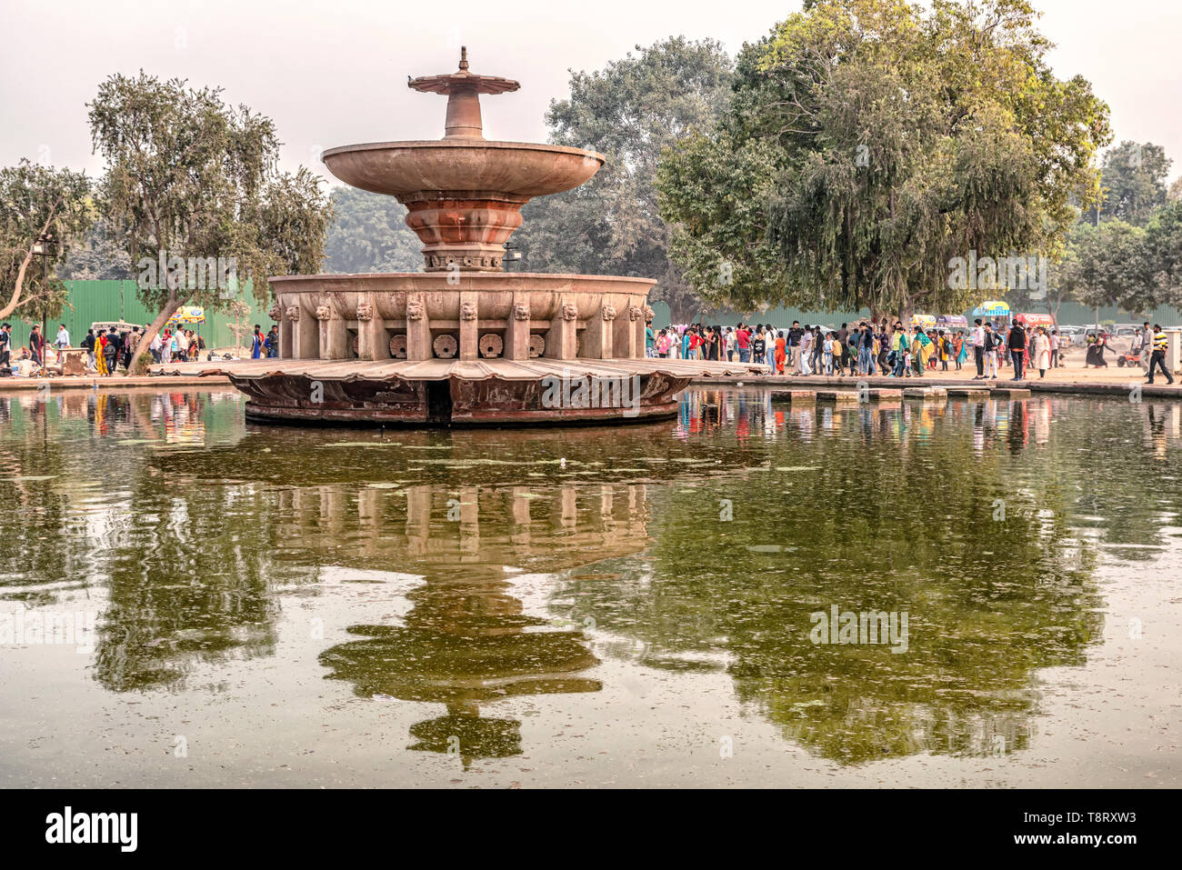 Delhi, Indien - Nov 9, 2018: Touristen, die in Brunnen bei Humayun Grabmal komplexe UNESCO-Weltkulturerbe im 16. Jahrhundert erbaut und in Nizamud entfernt Stockfoto